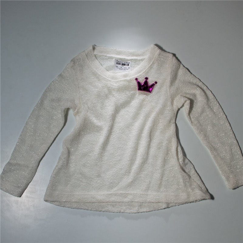 Nena blusa tejida rustica detalle prendedor corona