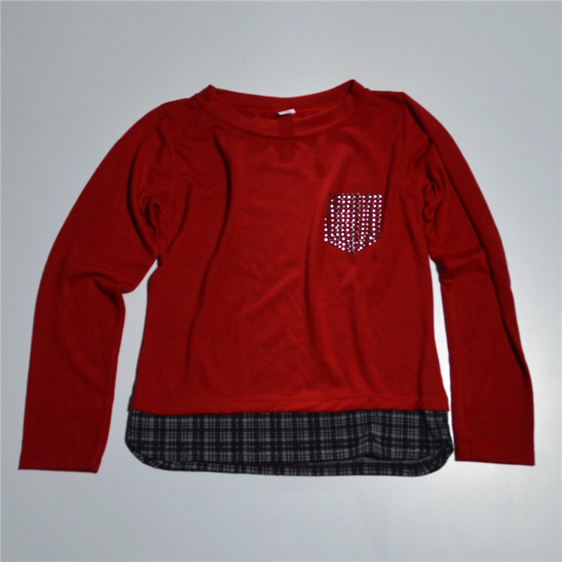 Nena remera lanilla superpuesta mangas largas detalle bolsillo tachas