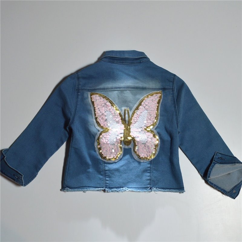 Nena campera jean sin ruedo estampa en espalda mariposa lentejuelas
