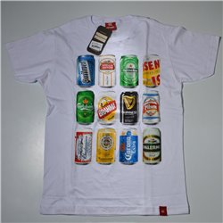 Hombre remera estampa latas de cerveza