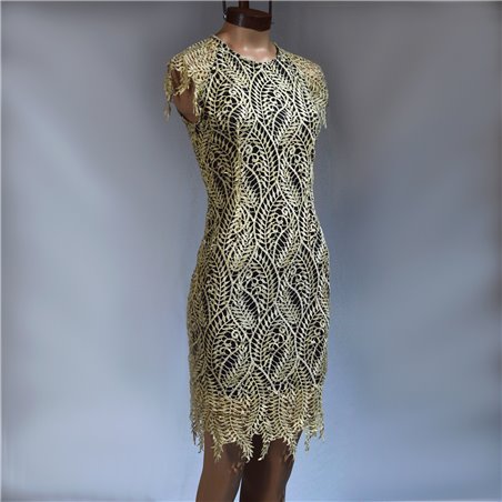 Mujer vestido guipur dorado forrado